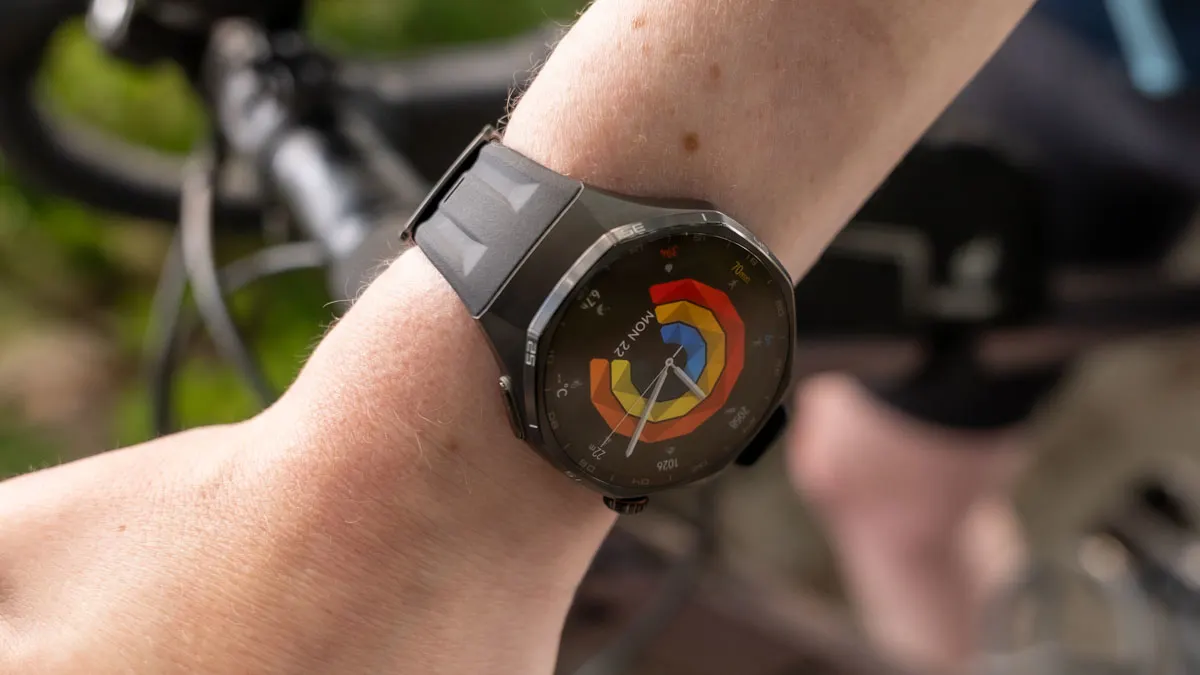 Franzi trägt die Huawei Watch GT 6 Pro mit aktiviertem Display am Handgelenk.