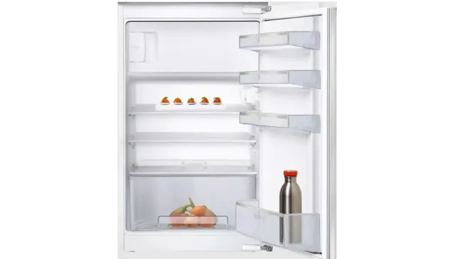 Bei einem Flachscharnier wird die Küchenmöbelfront direkt an der Tür des Kühlgeräts montiert.