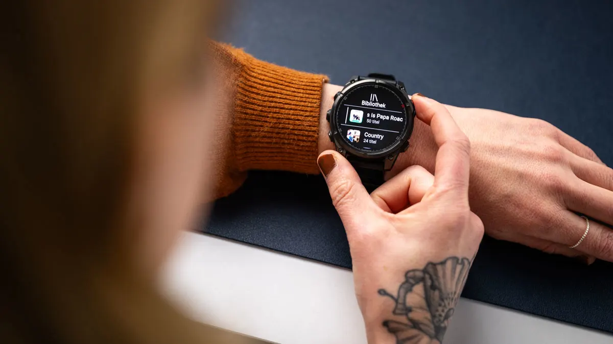 Franzi schaut sich heruntergeladene Musik auf der Garmin Fenix 8 Pro an.