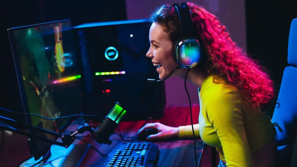 Frau streamt am PC und freut sich.