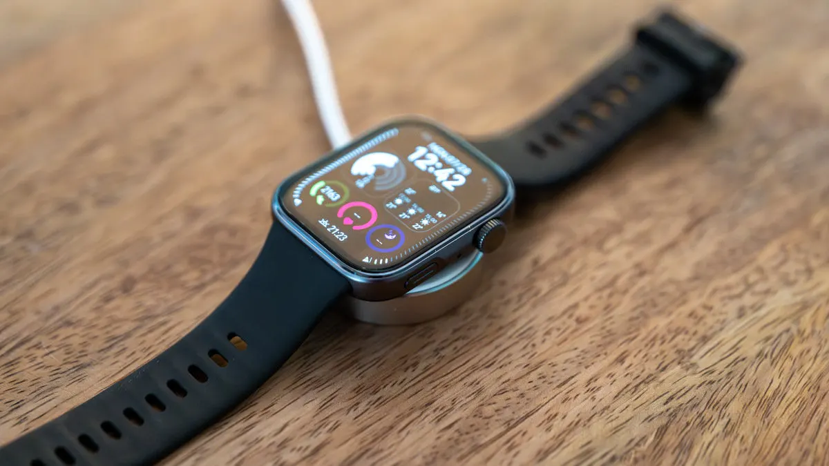 Die Huawei Watch Fit 4 liegt auf dem Ladepad.