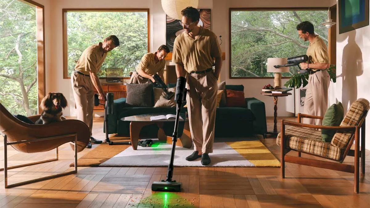 Fotomontage, die denselben Mann in unterschiedlichen Situationen beim Saugen mit dem Roborock H60 Ultra zeigt.