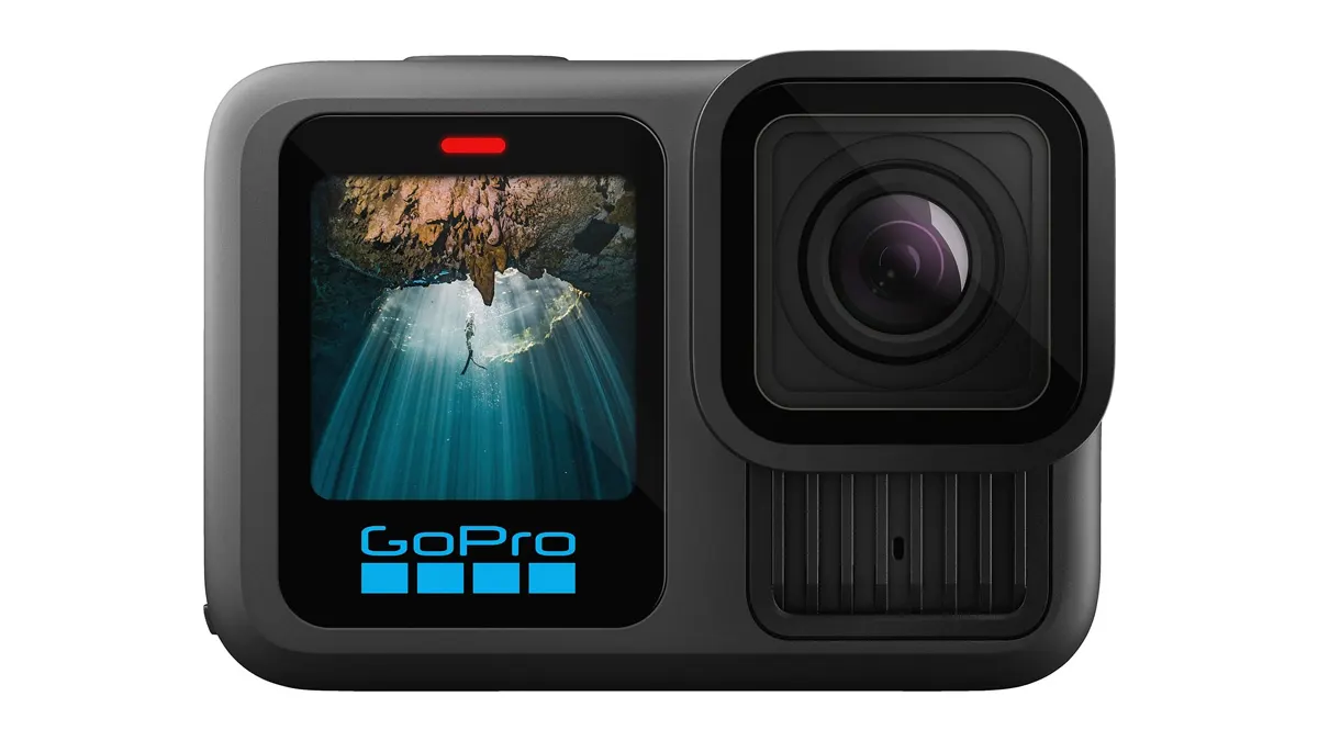 Die Action-Kamera GoPro Hero13 Black vor weißem Hintergrund.