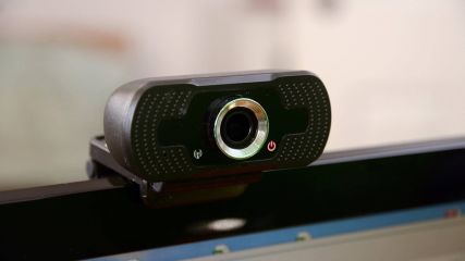 Eine Webcam ist am oberen Rand eines Bildschirms befestigt.