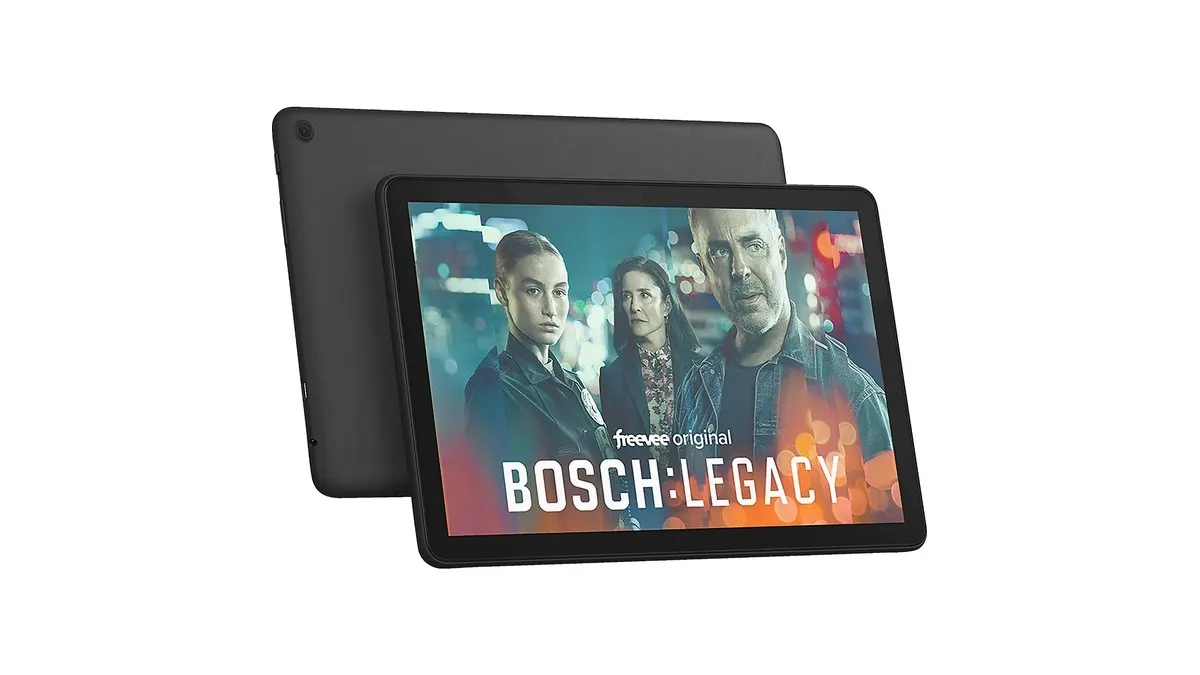 Zwei Amazon Fire HD 10 vor weißem Hintergrund.