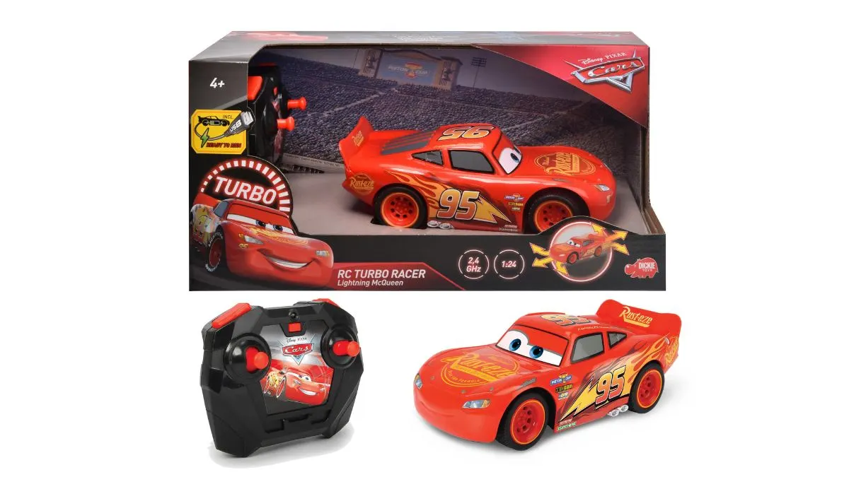 Das ferngesteuerte Auto Dickie Toys RC Cars 3 Turbo Racer Lightning McQueen samt Fernsteuerung und Verpackung vor weißem Hintergrund.