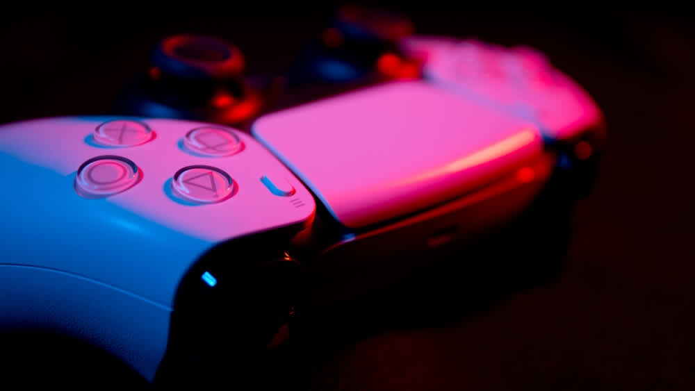 Ein PS5-DualSense-Controller liegt auf einer dunklen Oberfläche.