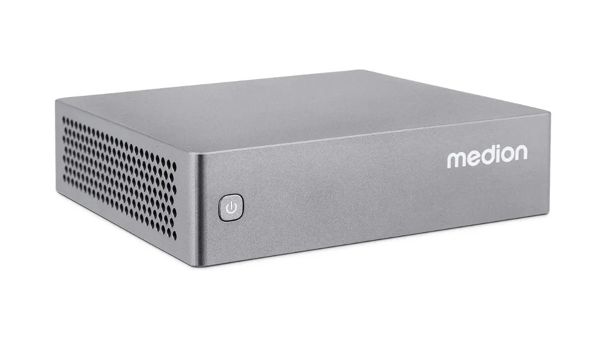 Der Mini-PC Medion S06 vor weißem Hintergrund.