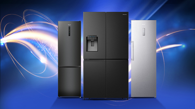 Drei Kühlschränke stehen vor einem blauen Hintergrund mit Lichtlinien. Der mittlere Kühlschrank ist schwarz und hat einen Eiswürfelbereiter.