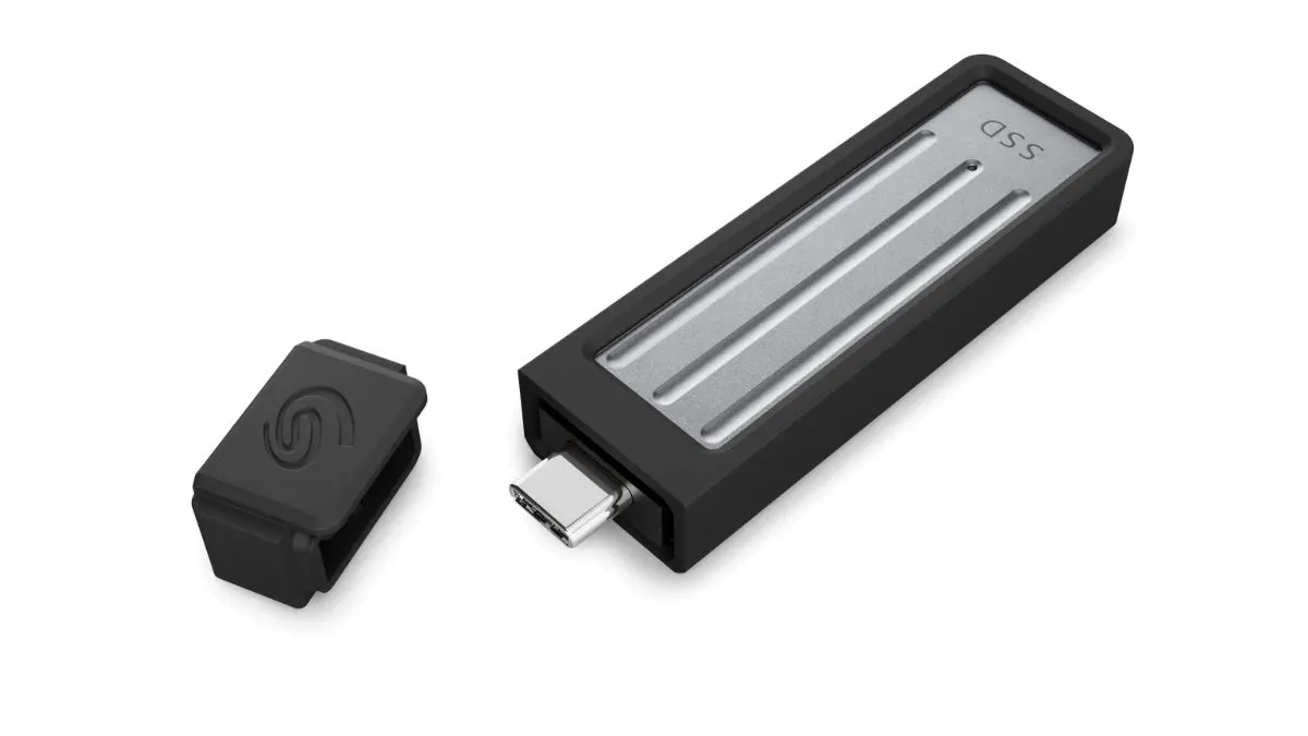 Die externe SSD Seagate Ultra Compact vor weißem Hintergrund.