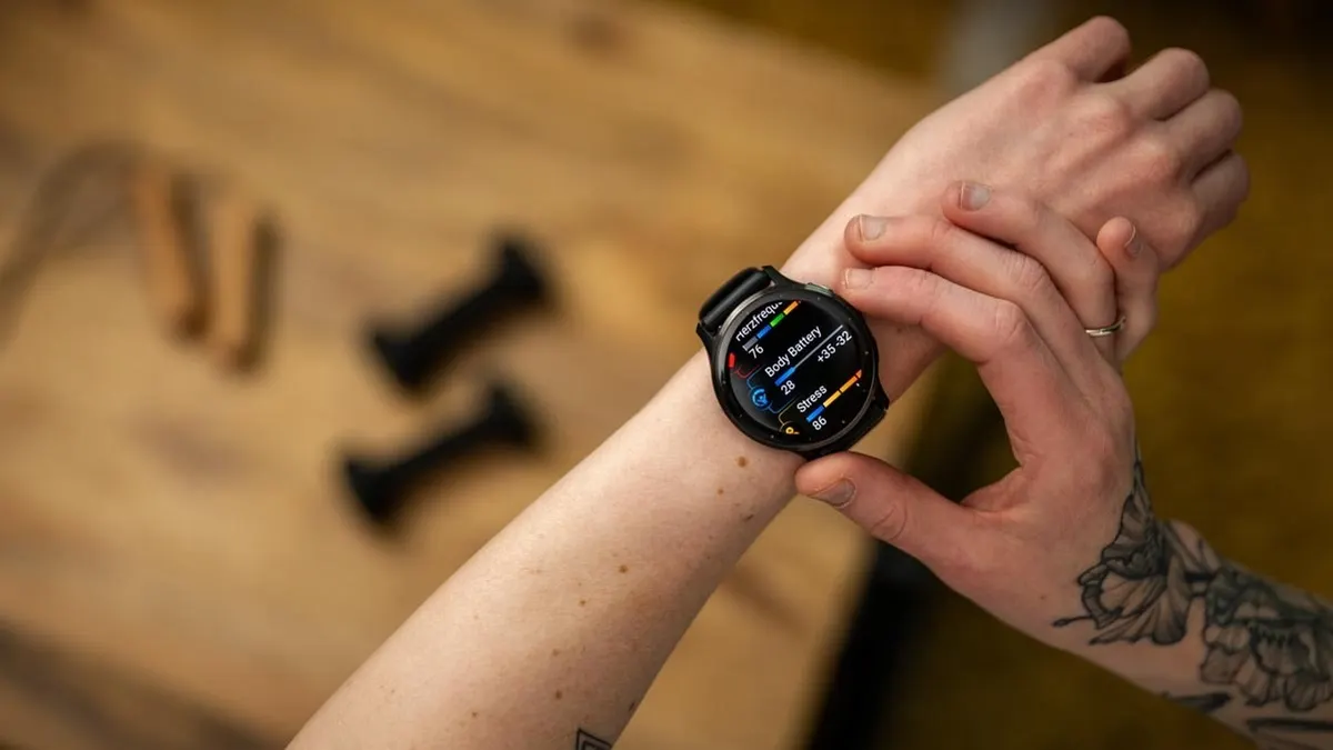 Franzi sieht sich die Infos zur Body Battery und zum Stresslevel auf der Garmin Venu 3 an.