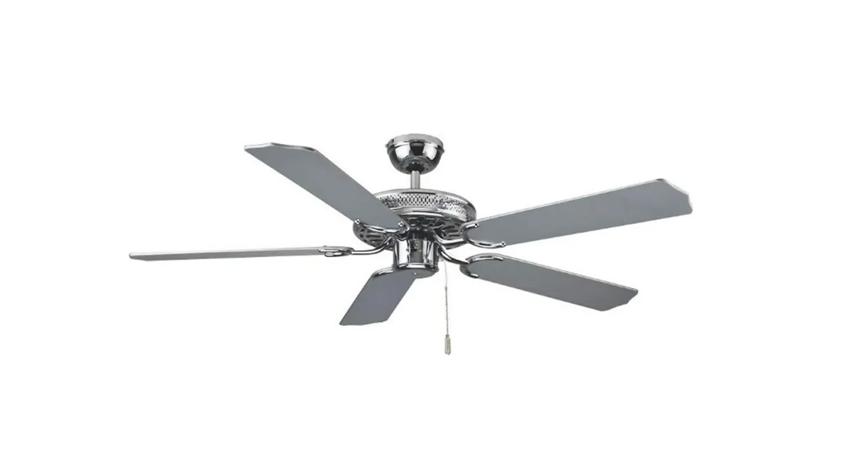 Der Deckenventilator Deko Super Star BC892 hängend vor weißem Hintergrund.