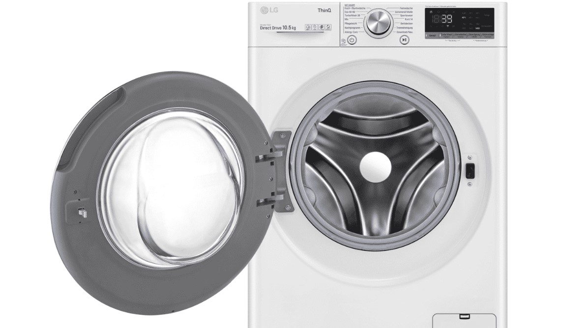 Vedere frontală a mașinii de spălat LG F4WV710P1E cu ușa deschisă, puteți vedea tamburul din oțel inoxidabil