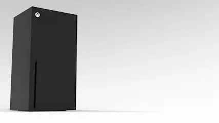 Schwarze Xbox Series X Konsole steht auf einem weißen Hintergrund, mit dem Xbox-Logo in der oberen Ecke.