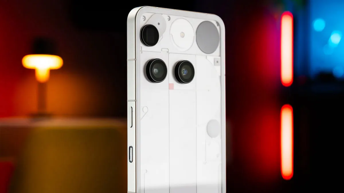 Die Rückseite des Nothing Phone (3) mit asymmetrisch angeordneten Kameralinsen.
