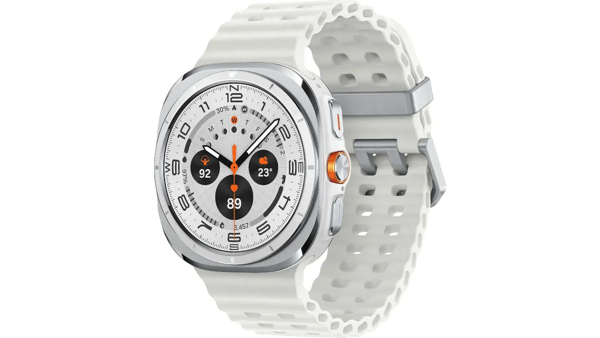 Die Samsung Galaxy Watch Ultra vor einem weißen Hintergrund.