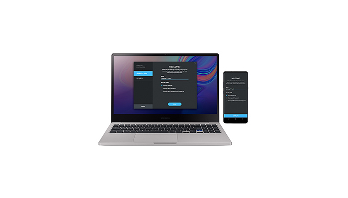 Ein Laptop und ein Smartphone zeigen beide ein Anmeldeformular auf ihren Bildschirmen.