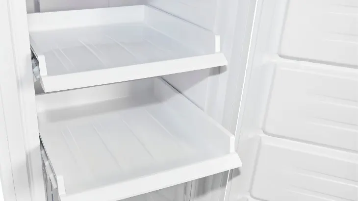 Ein Blick in einen weißen Kühlschrank mit zwei leeren Regalen und Fächern an der Innenseite der Tür.