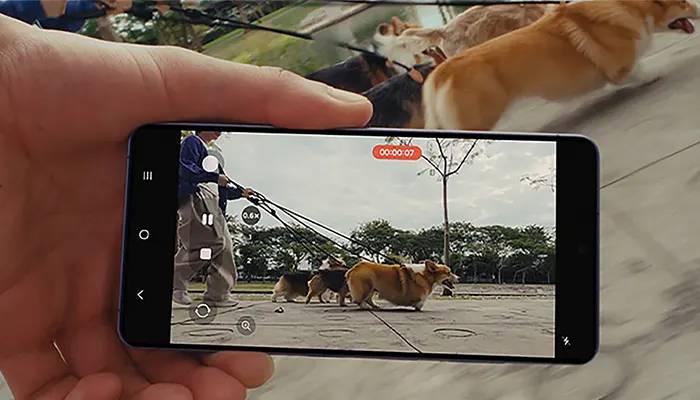 Nahaufnahme eines Nutzers, der mit seinem Galaxy S26 ein Video mehrerer Hunde dreht, die gerade Gassi gehen.