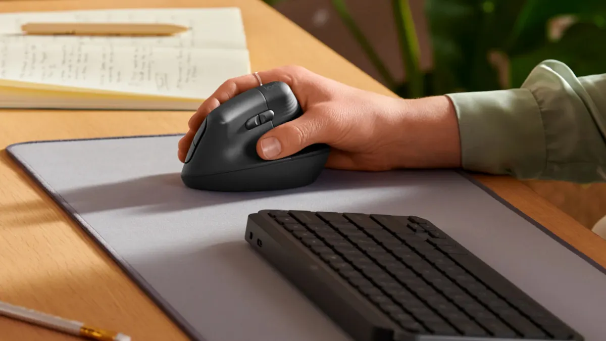 Eine Person steuert die ergonomische Maus Logitech Lift mit ihrer rechten Hand.
