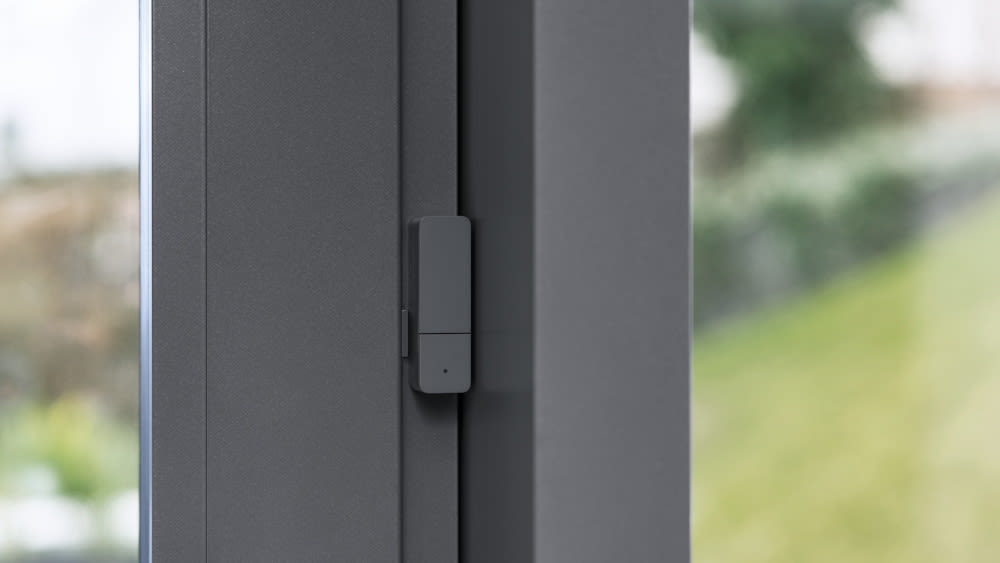 Tür-/Fensterkontakt II von Bosch am Fenster angebracht
