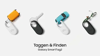 Vier Galaxy SmartTags mit Anhängern: Koffer, Schlüssel, Spielzeugauto und Fahrrad auf weißem Hintergrund. Text: "Taggen & Finden, Galaxy SmartTag2".