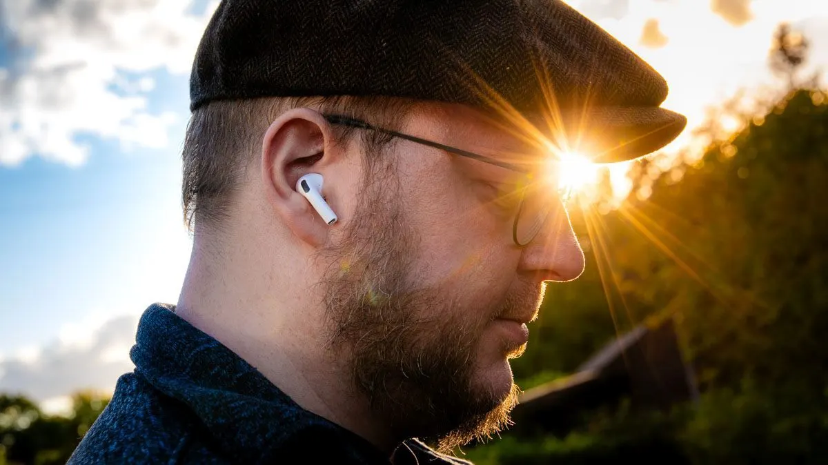 Andreas trägt die AirPods Pro 3 draußen in der Natur.