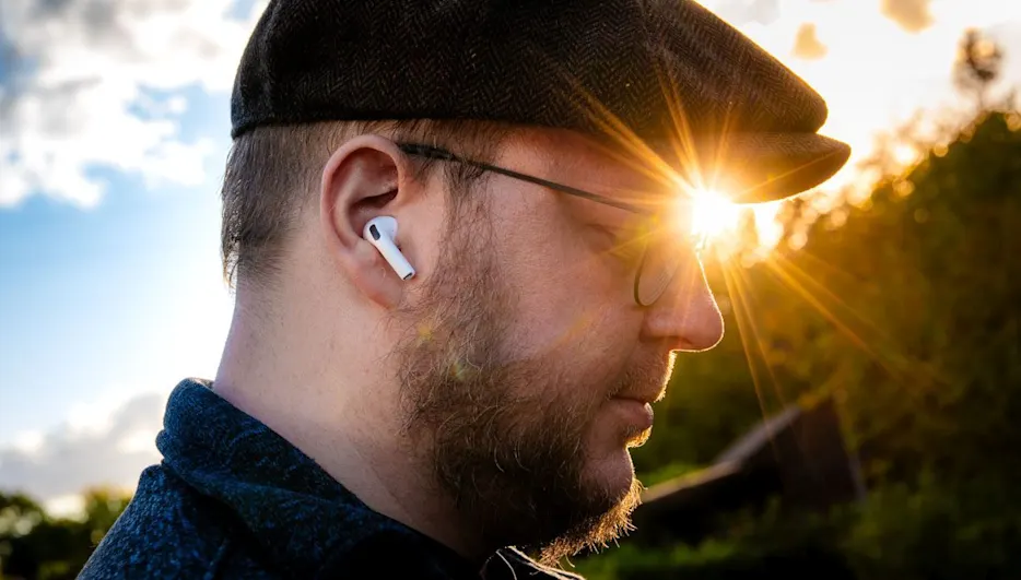 Andreas trägt die AirPods Pro 3 draußen in der Natur.