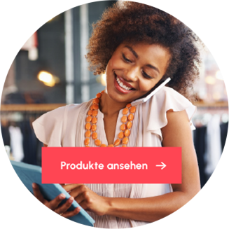 Lächelnde Verkäuferin telefoniert und bedient gleichzeitig ein Tablet in einem Laden; im Vordergrund ein Button mit der Aufschrift „Produkte ansehen“.
