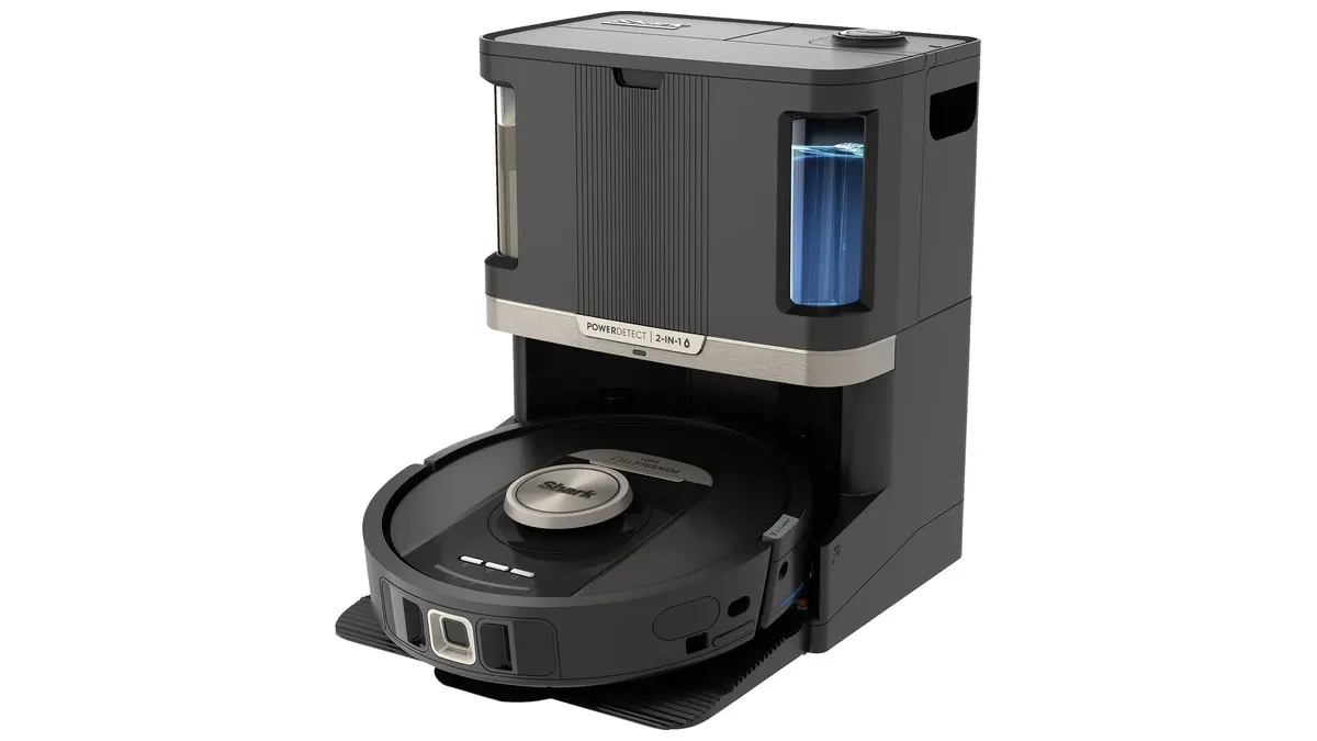 Der schwarze Saug-und-Wischroboter Shark PowerDetect NeverTouch Pro an seiner Basisstation.