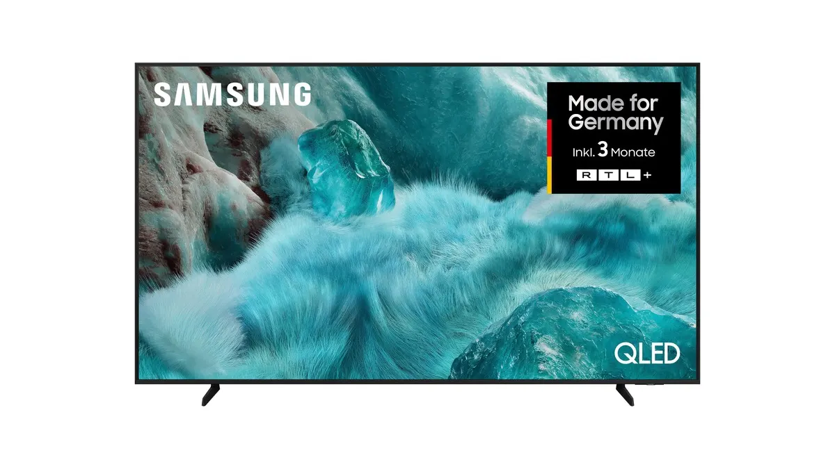 Der Samsung GQ65Q7F vor einem weißen Hintergrund.