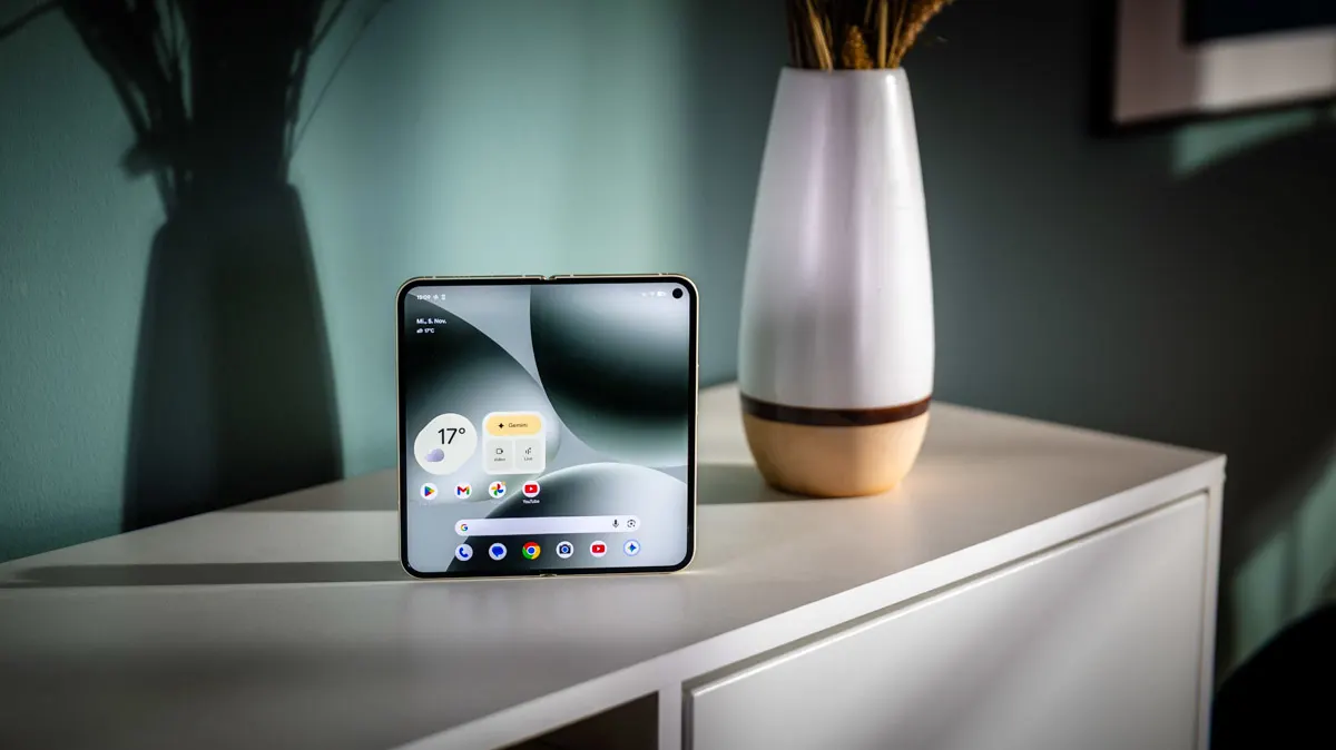 Das Google Pixel 10 Pro Fold steht mit ausgeklapptem Display auf einem Tisch.