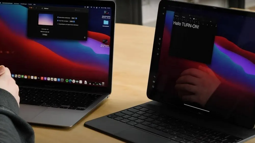 Ein Laptop und ein Tablet stehen auf einem Tisch. Beide Geräte haben farbige Bildschirme und zeigen Text und Fenster.
