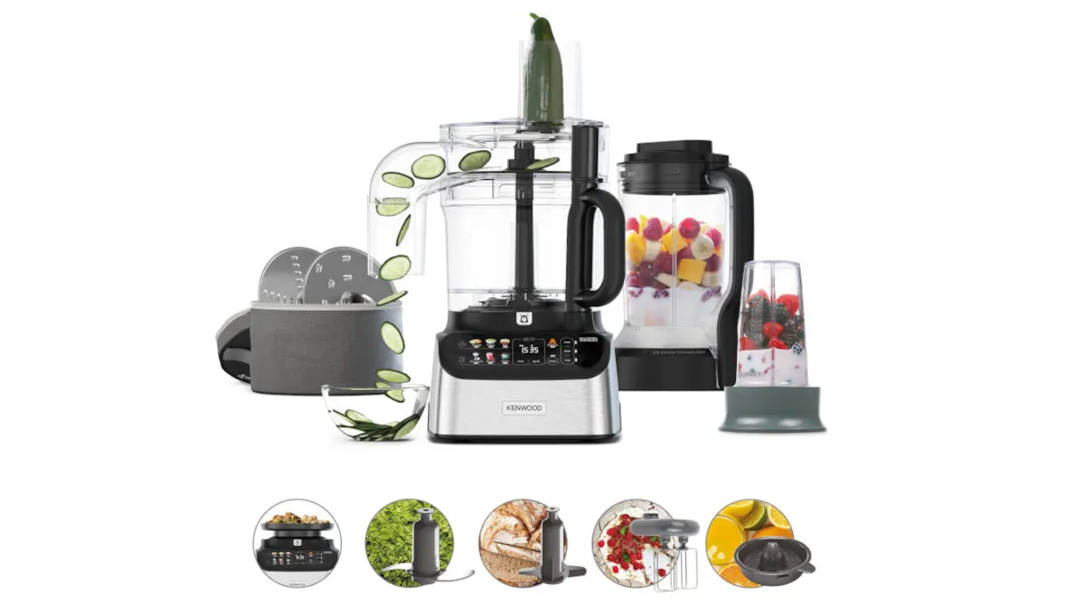Die Kompakt-Küchenmaschine Kenwood MultiPro One Touch inklusive Zubehör vor weißem Hintergrund.