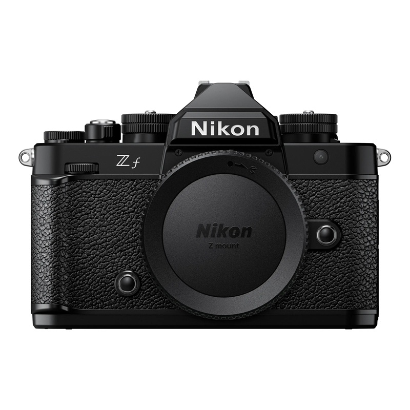 Nikon Z f Systemkamera in Schwarz mit aufgesetztem Z-Mount-Objektivdeckel, Frontalansicht. Hybrid-AF mit 273 Messfeldern für präzise Motiverkennung dank EXPEED 7-Prozessor.