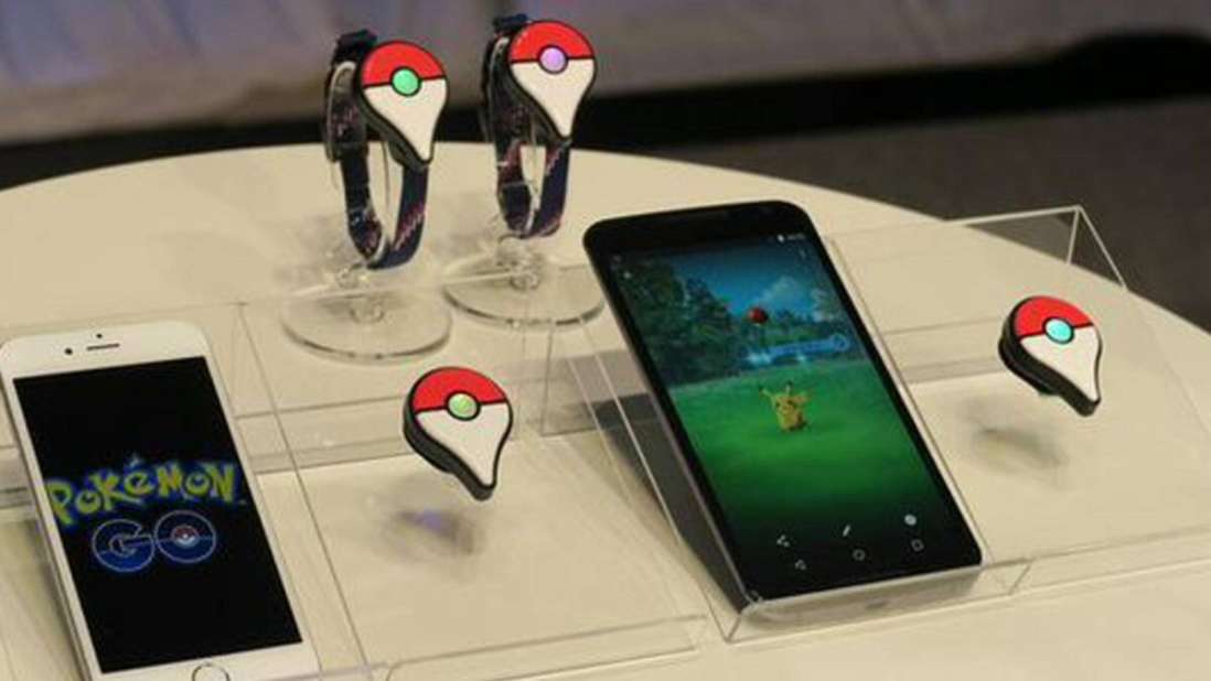 Mehrere Smartphones und Pokemon Go Plus liegen nebeneinander auf einem Tisch.