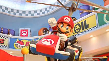 Super Mario fliegt mit seinem Auto in Mario Kart 8.