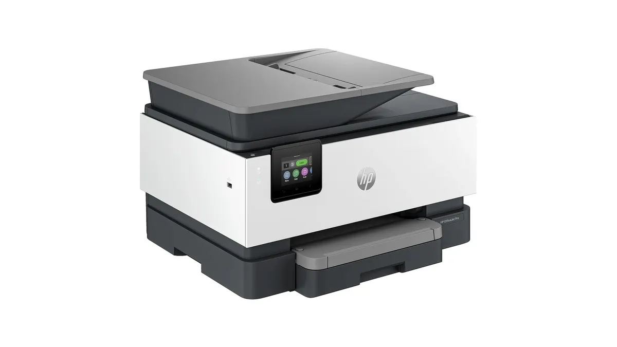 Ein Drucker in Grau und Weiß steht auf einem weißen Hintergrund. Der Drucker hat ein Touchscreen-Bedienfeld.