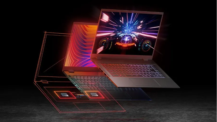 Drei Laptops auf dunklem Grund. Der Bildschirm des vorderen Laptops zeigt ein Rennspiel. Ein Laptop zeigt ein farbenfrohes Muster.