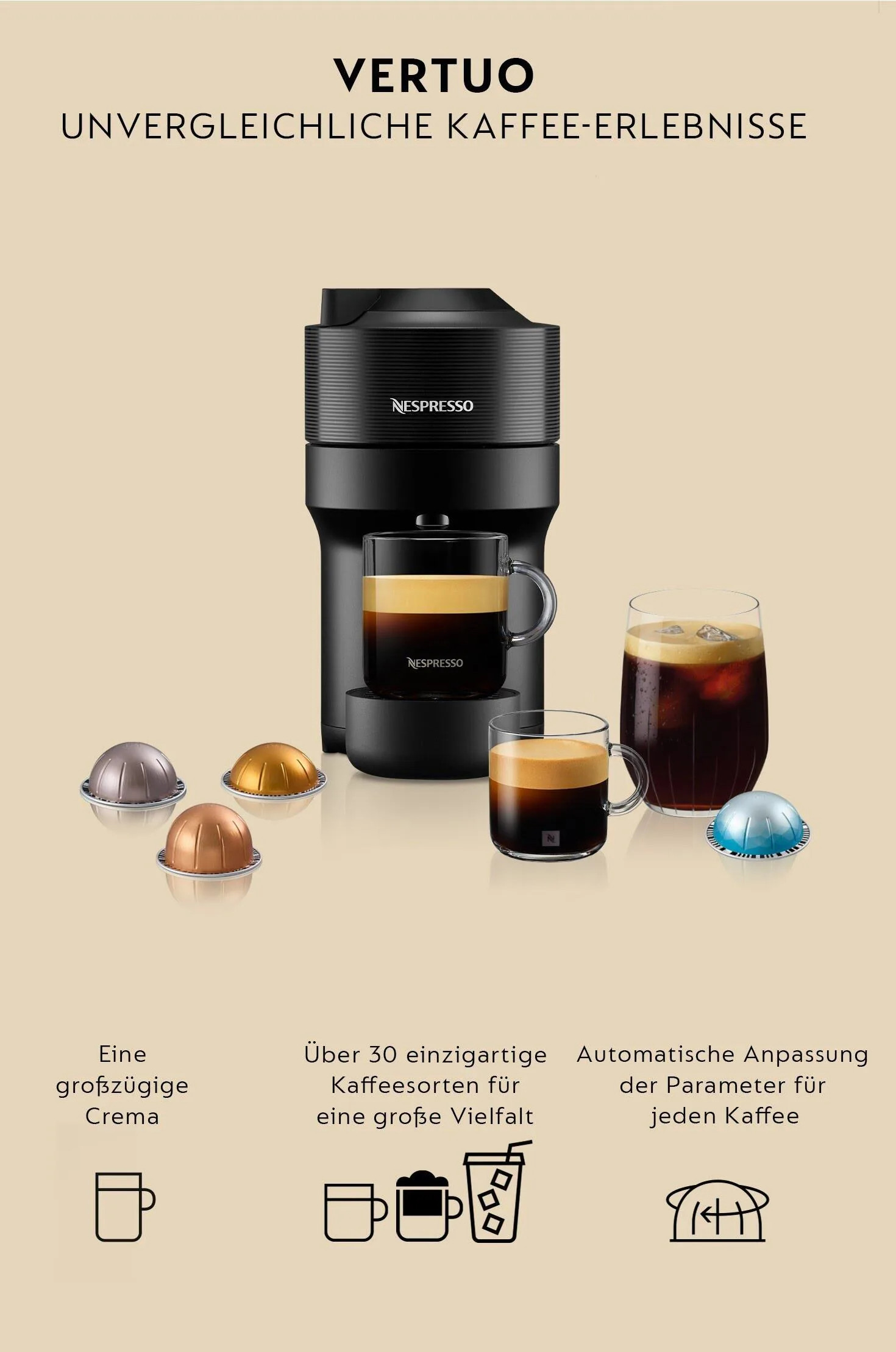 Zu sehen sind eine schwarze Kaffeemaschine, Kaffeekapseln in Silber, Gold, Bronze und Blau sowie drei Gläser mit Kaffee.
