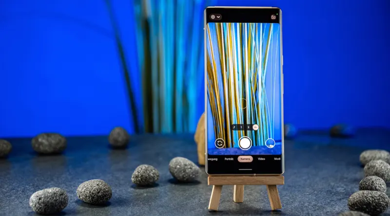 Ein Handy vor blauem Hintergrund mit geöffneter Kamera-App