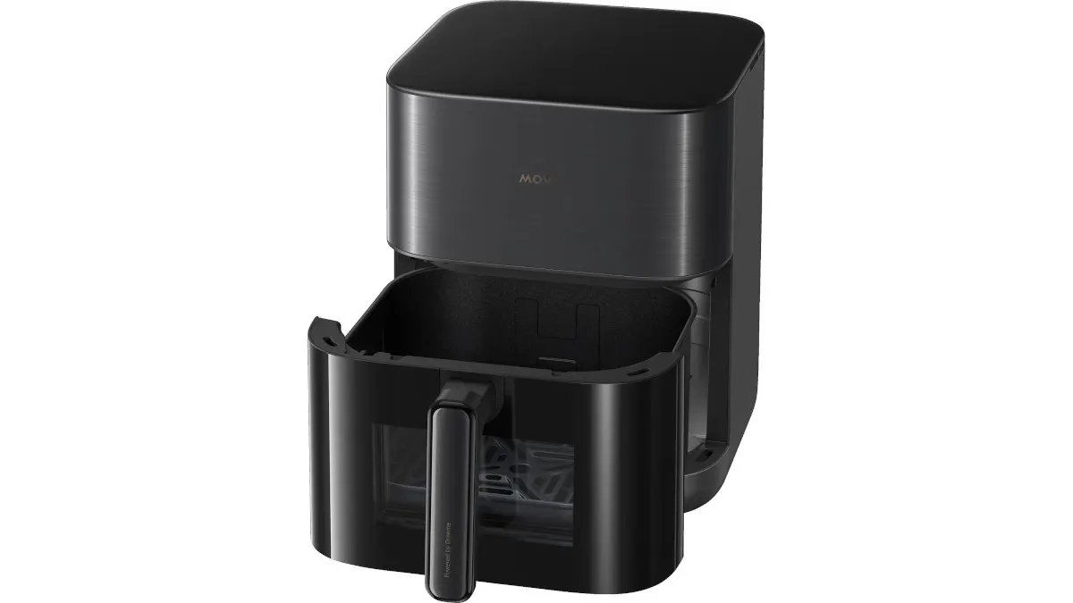 Ein schwarzer Airfryer mit herausgezogenem Korb vor einem weißen Hintergrund.