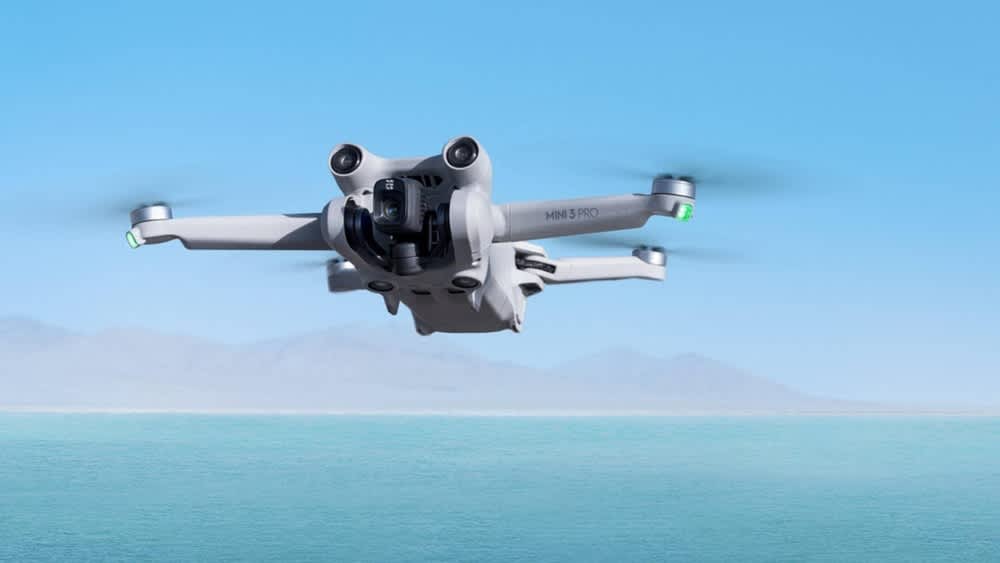 Eine DJI Mini 3 Pro-Drohne fliegt über einem Meer.