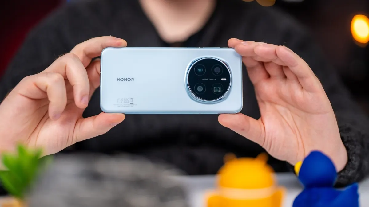 Andreas hält das Honor Magic7 Pro in beiden Händen und macht ein Foto.