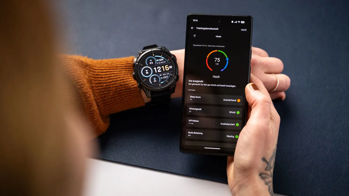 Franzi schaut sich die Trainingsbereitschaft in der Connect-App auf dem Smartphone an, am linken Arm trägt sie die Garmin Fenix 8 Pro.