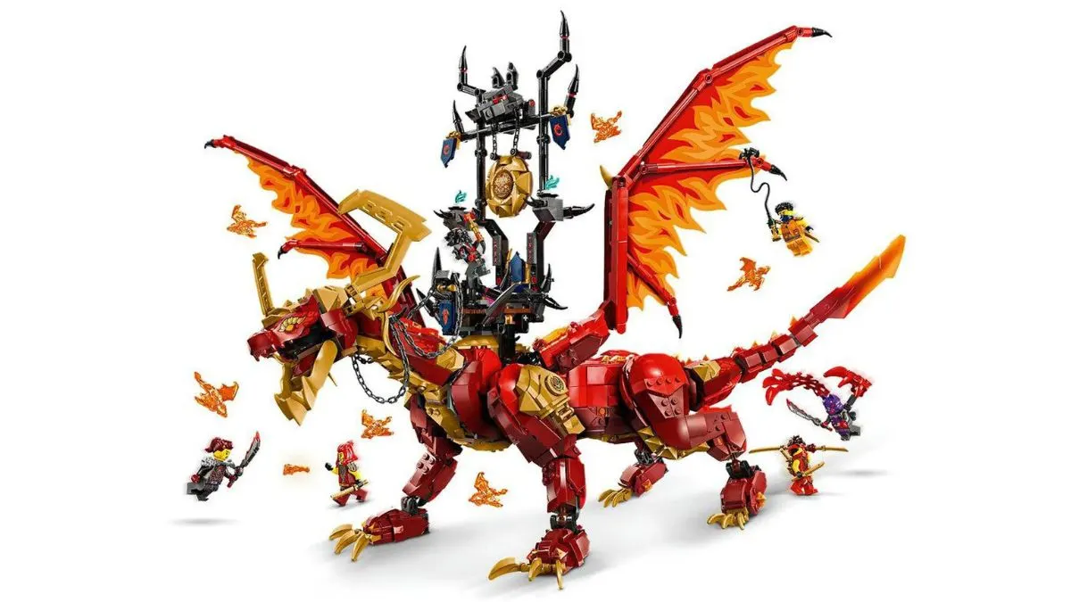 Ein roter und goldener Lego-Drache mit Figuren, die ihn umgeben, steht auf weißem Grund.