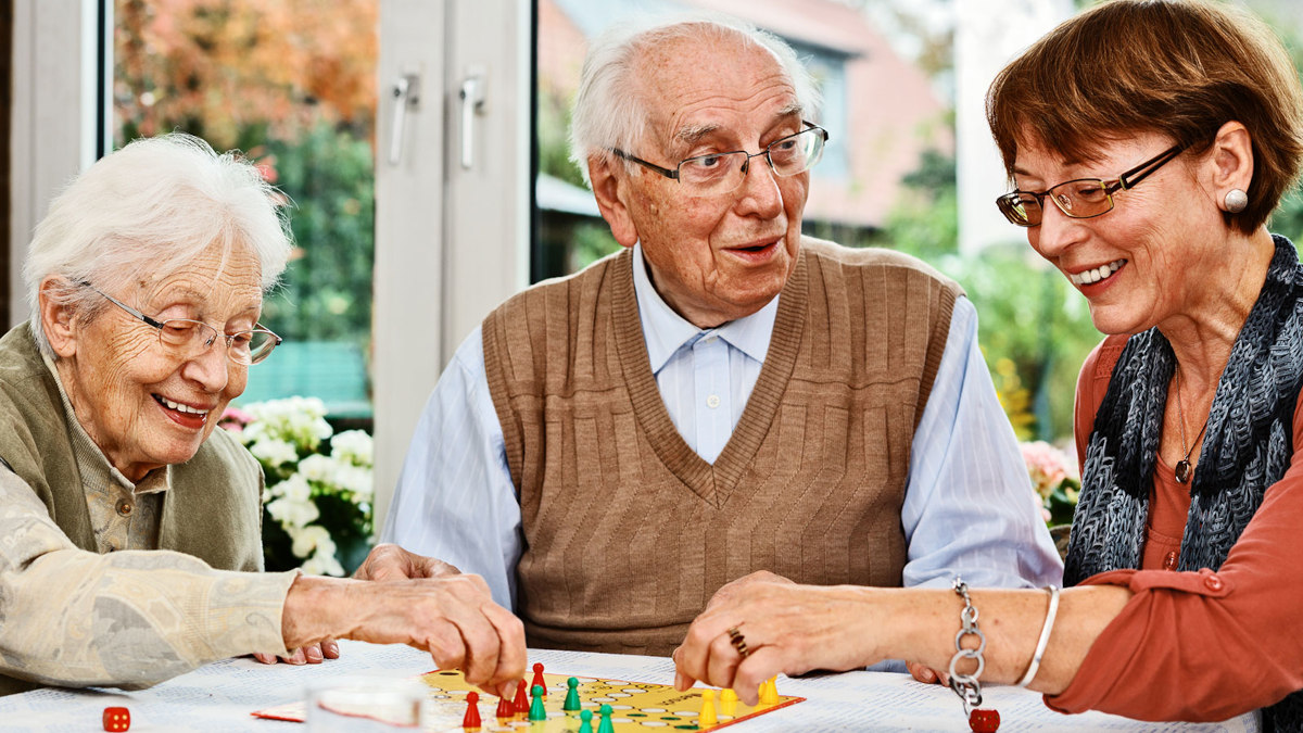 Senioren spielen ein Brettspiel