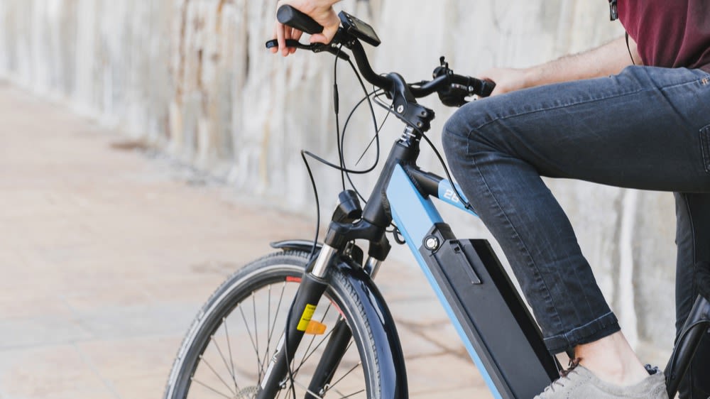 Nahaufnahme eines Mannes auf einem E-Bike