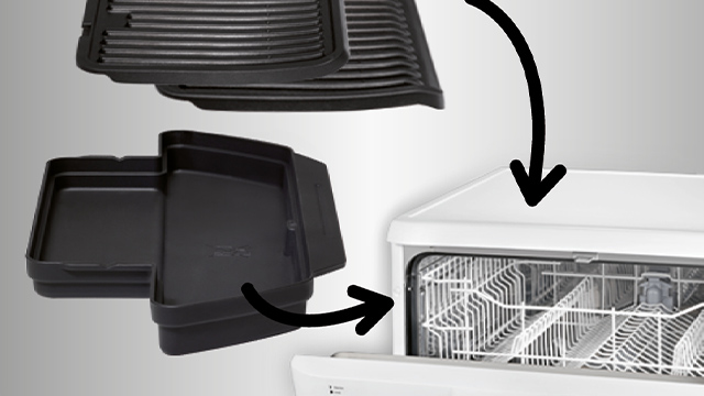 Schwarze Tabletts und Roste werden in einen weißen Geschirrspüler eingesetzt, angezeigt durch schwarze Pfeile.