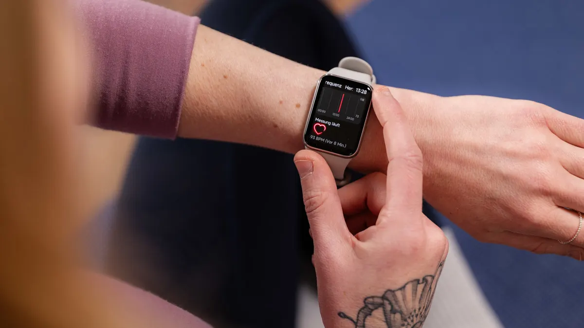 Franzi misst ihre Herzfrequenz mit dem Xiaomi Smart Band 9 Pro.